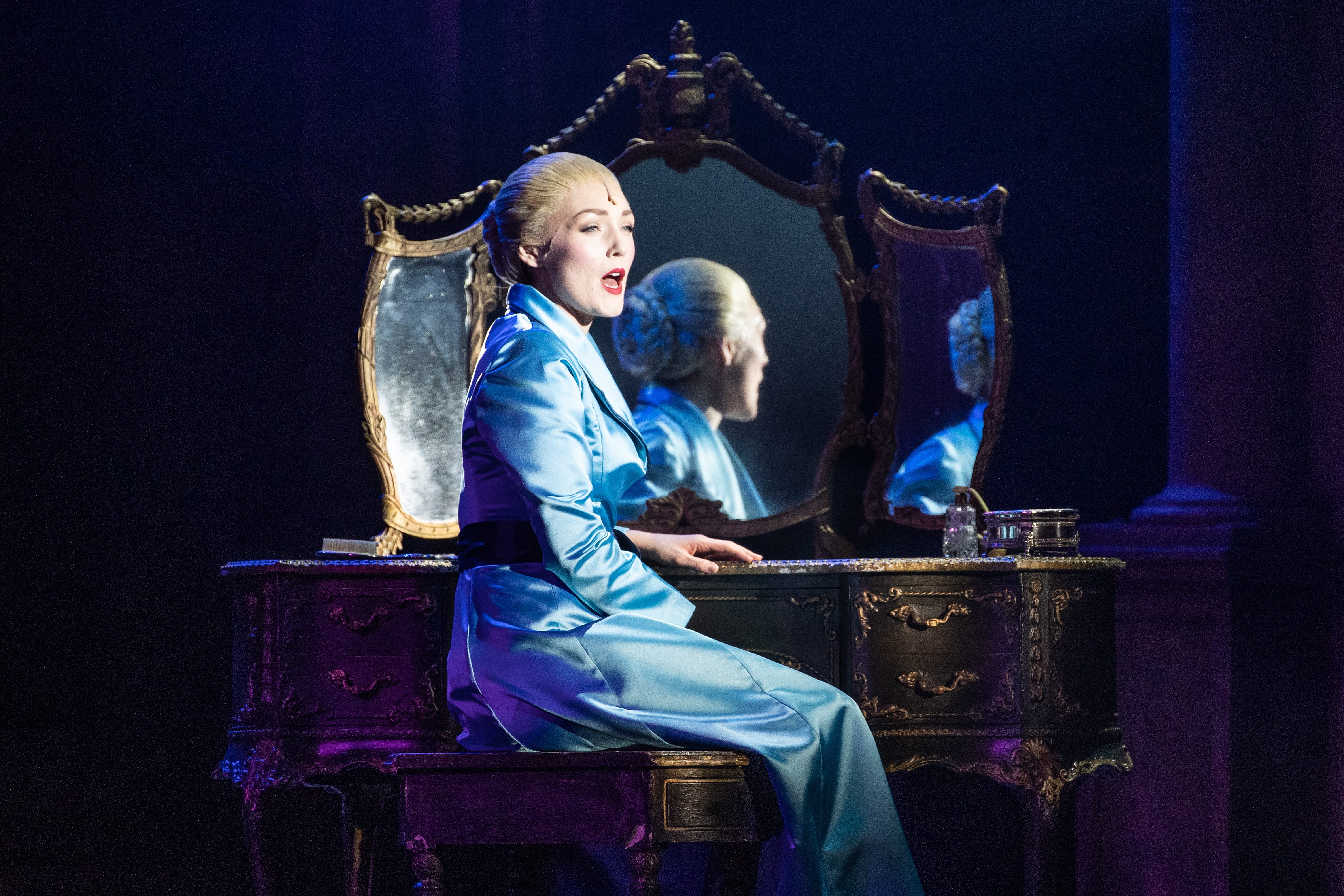 (1)音乐剧《艾薇塔》在柏林上演