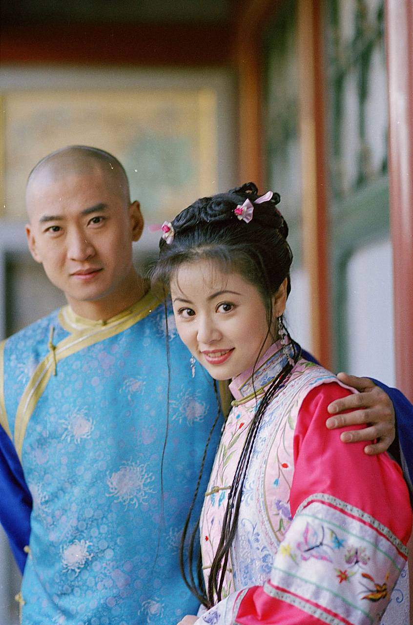 从此占据了这一代人的童年,在这二十多年时间里,一到暑假,《还珠格格