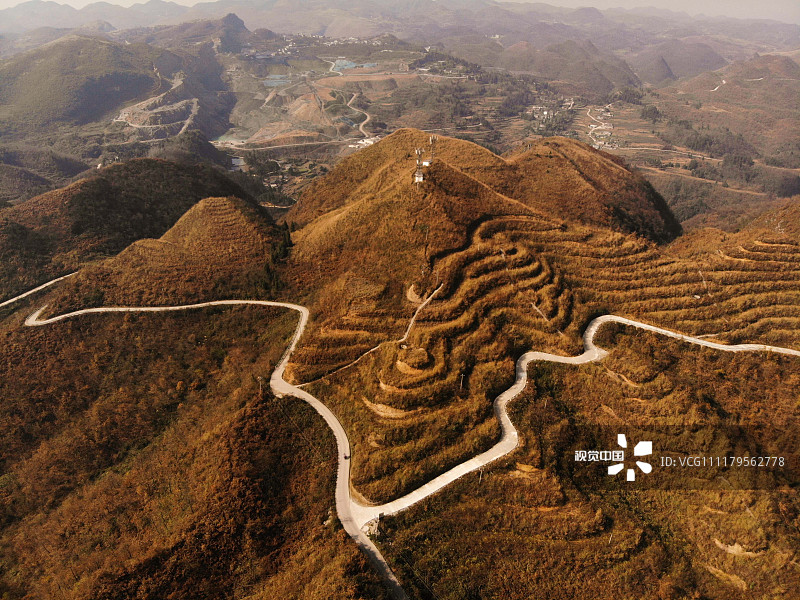 2018年12月2日,贵州毕节,空中俯瞰贵金沙县高坪镇白云村,通村通组公路