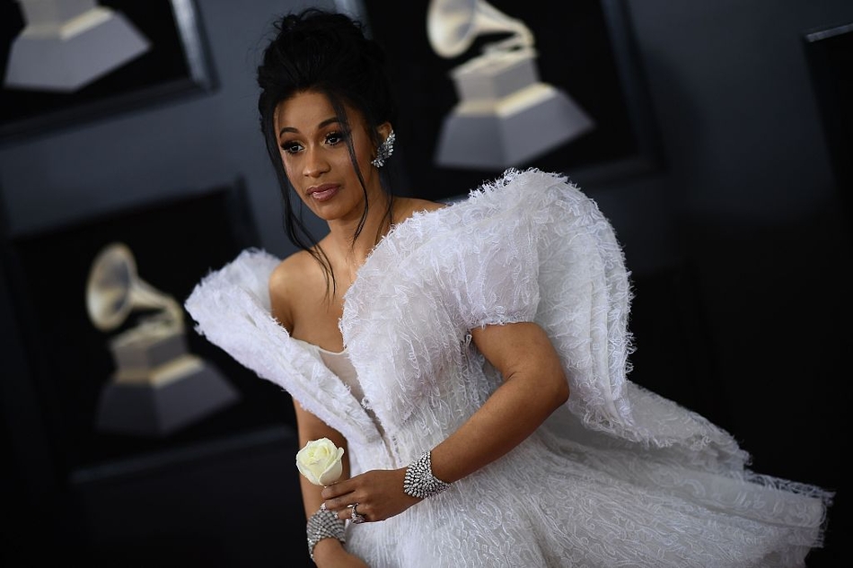 第60届格莱美:cardi b不规则廓形荷叶边纱裙,清纯少女味