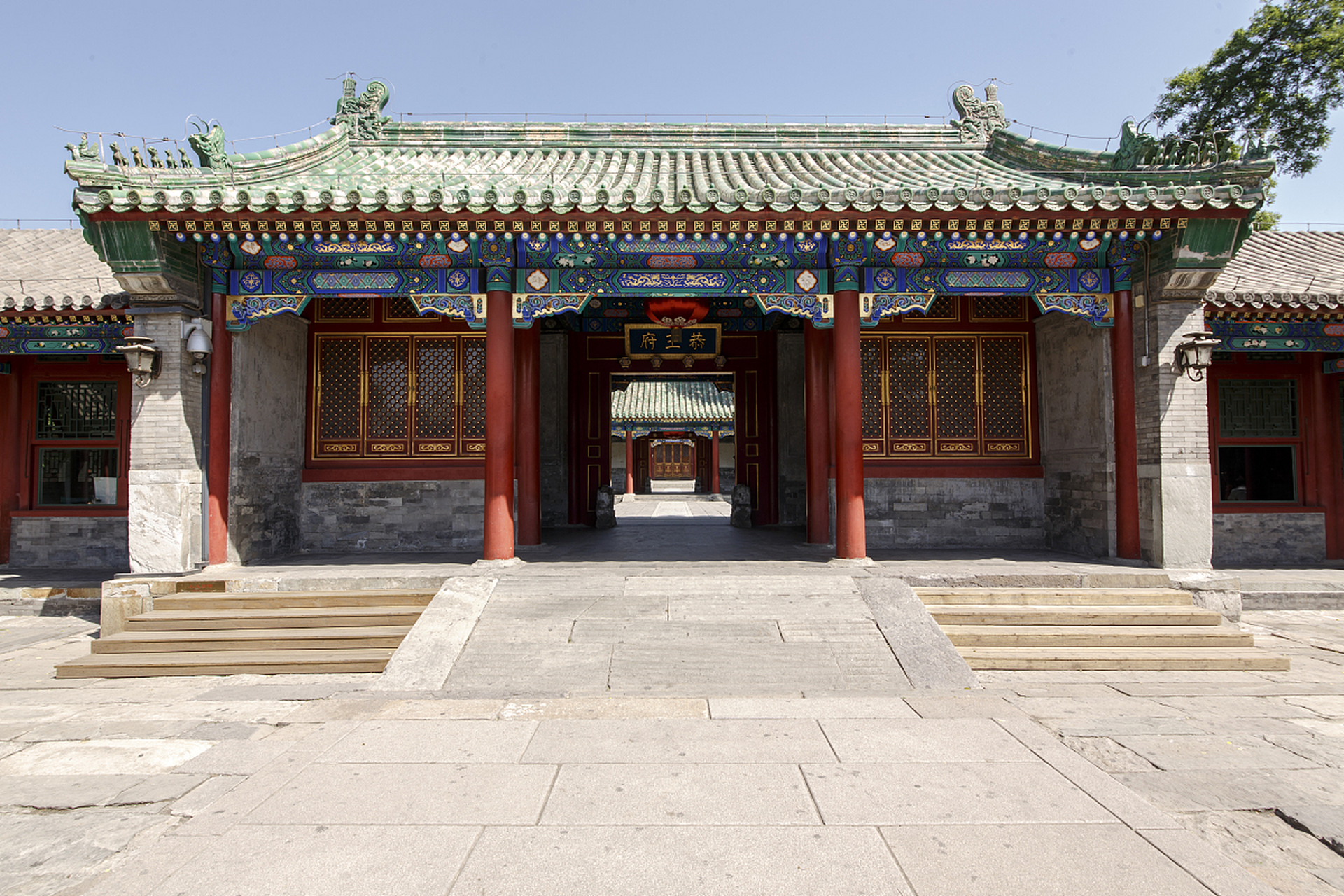 最早建于乾隆四十一年,已有230多年的历史,是为大学士和珅所建的宅院