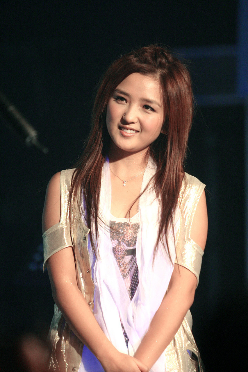 超女黄雅莉在社交平台分享了一组和老友何洁及其老公儿女小聚的照片