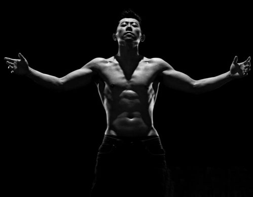 影帝夏雨健身房秀腹肌,文艺青年化身魅力型男