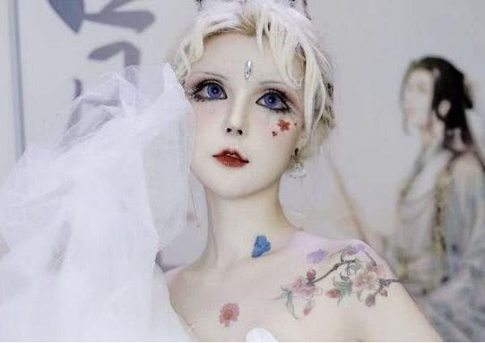 快手第一真人芭比素颜逛街,双眼皮能种菜,网友关注点却在嘴上