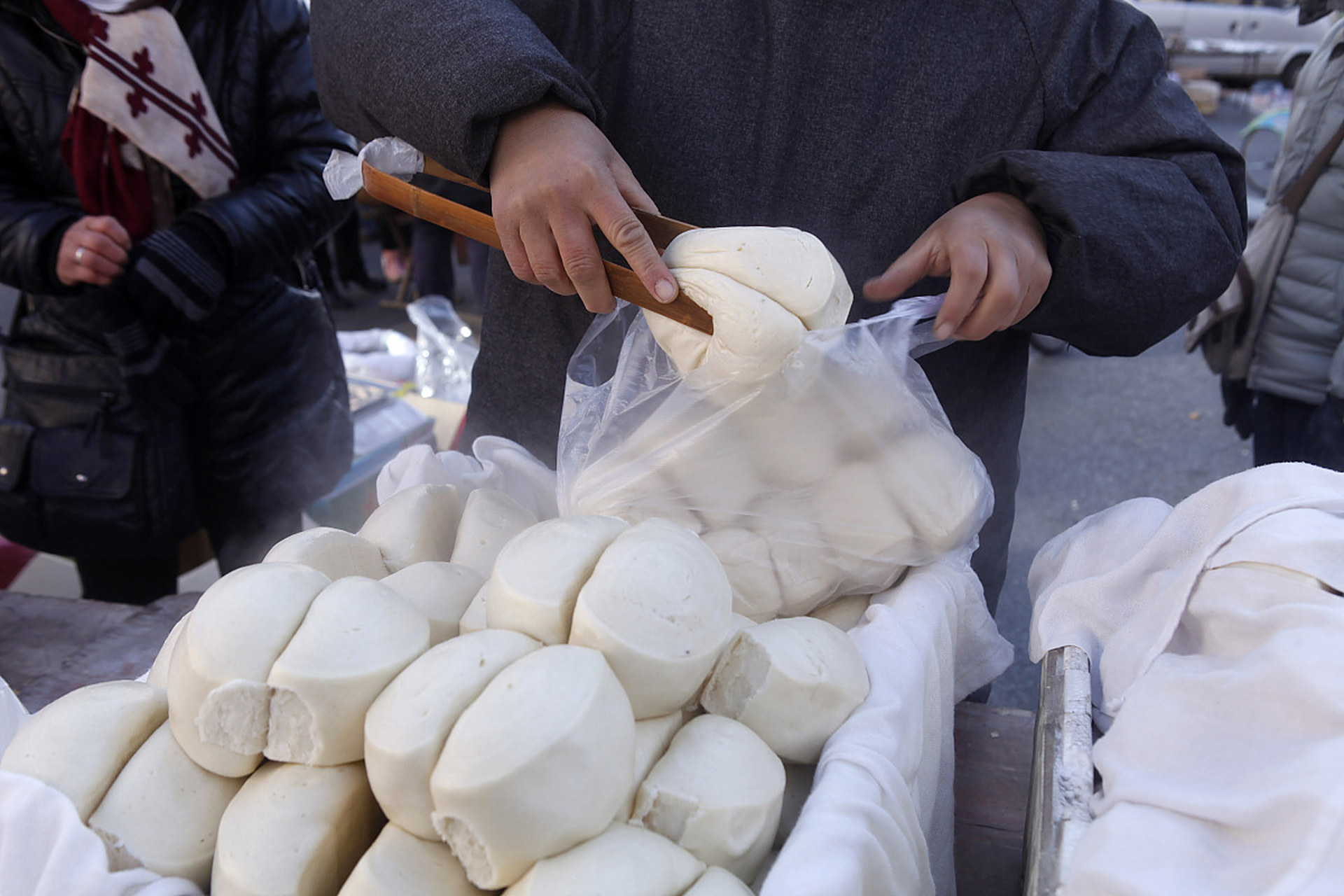 昨天晚上去买馒头,听到摊主的一些唠叨:往前到现在就