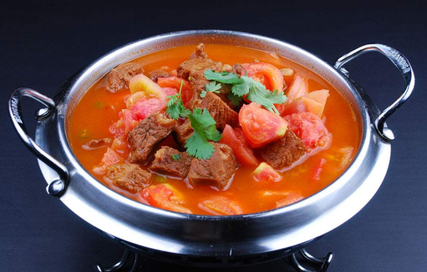 蒸莲子跟番茄烧牛肉,搭配上美味的鱼白三鲜,你喜欢吃吗?
