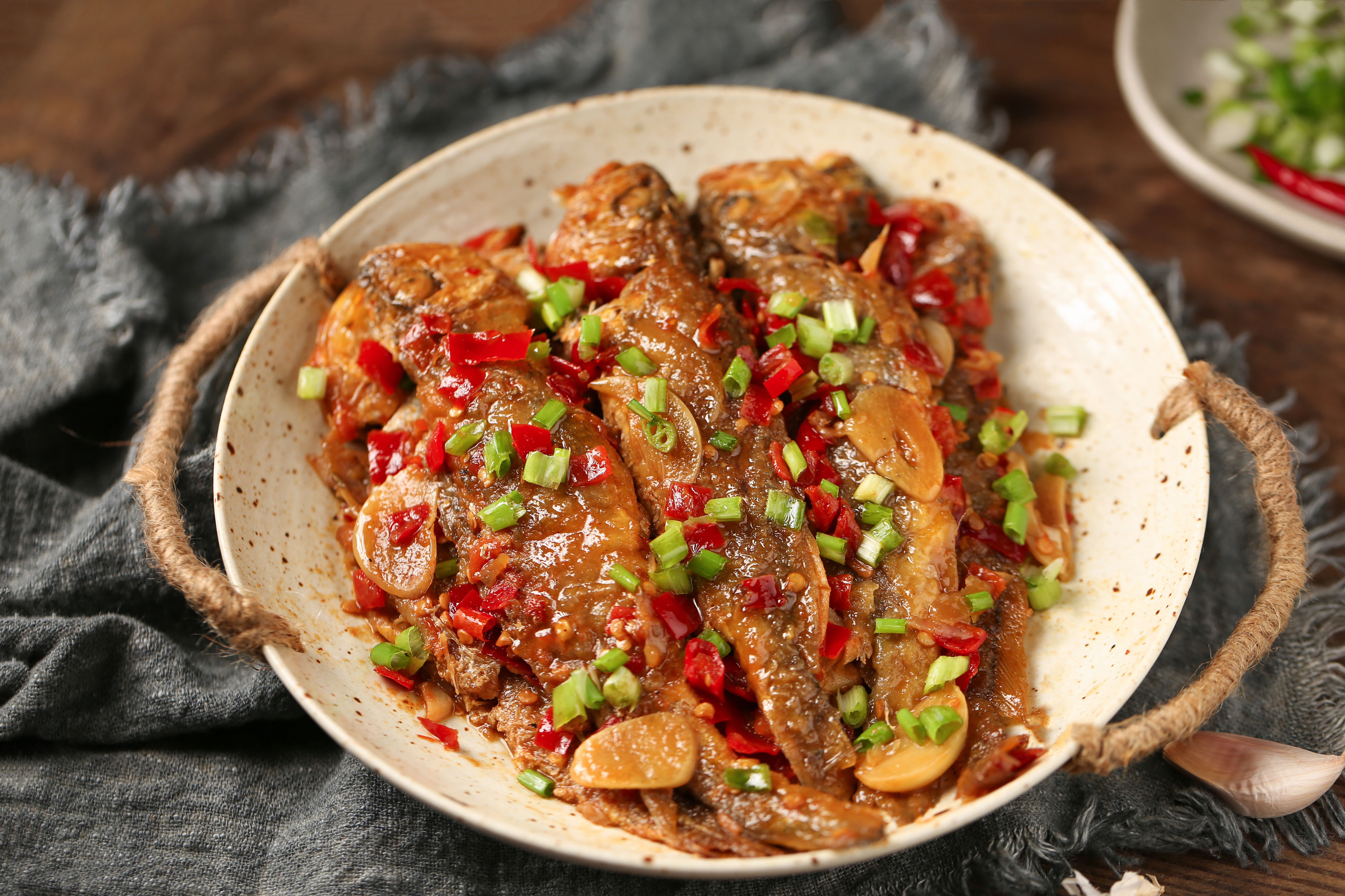 萝卜丝烧带鱼,也是一种红烧带鱼的方法.