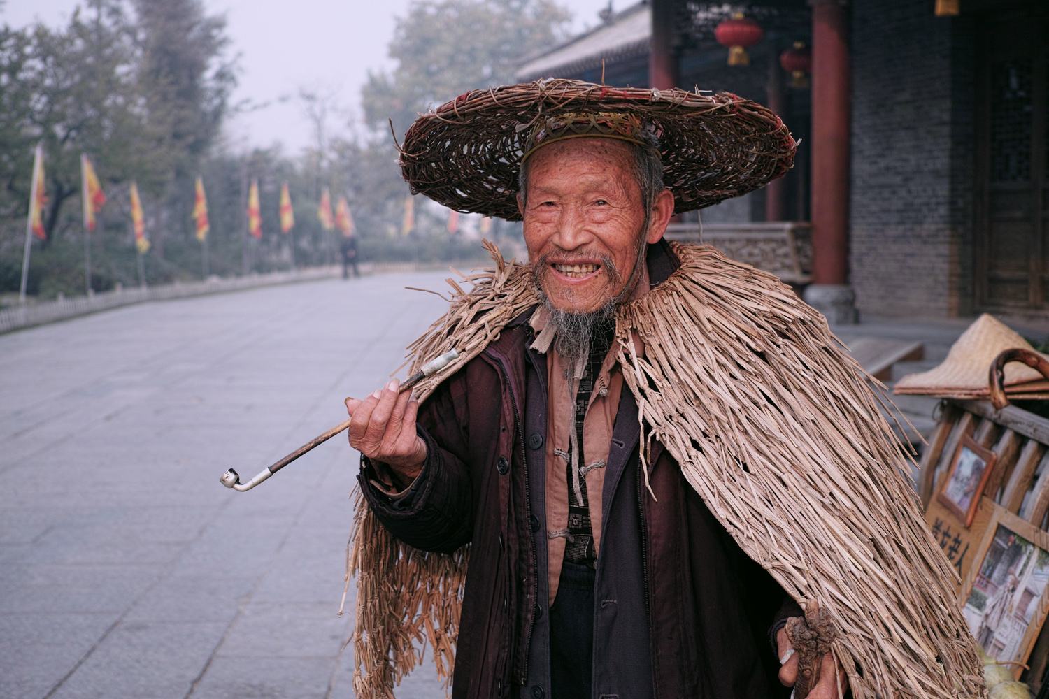 雨中蓑衣图片