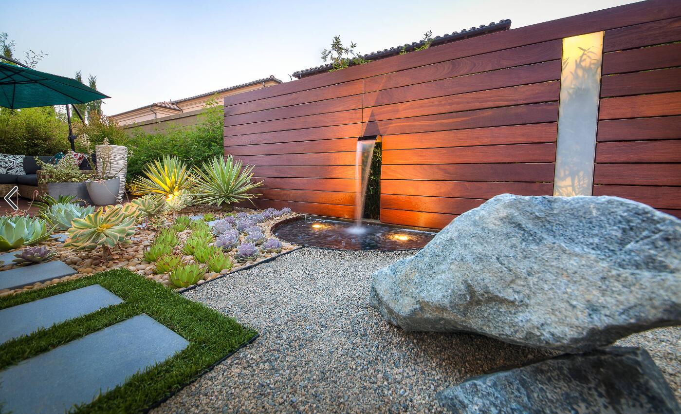 庭院案例:靠多肉植物装饰的庭院,没想到小植物也能驾驭大花园