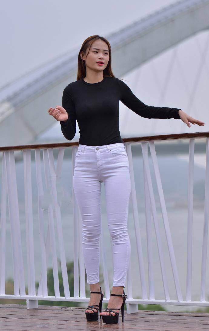 牛仔裤整体造型干净挺阔,尽显美女时髦优雅的气质