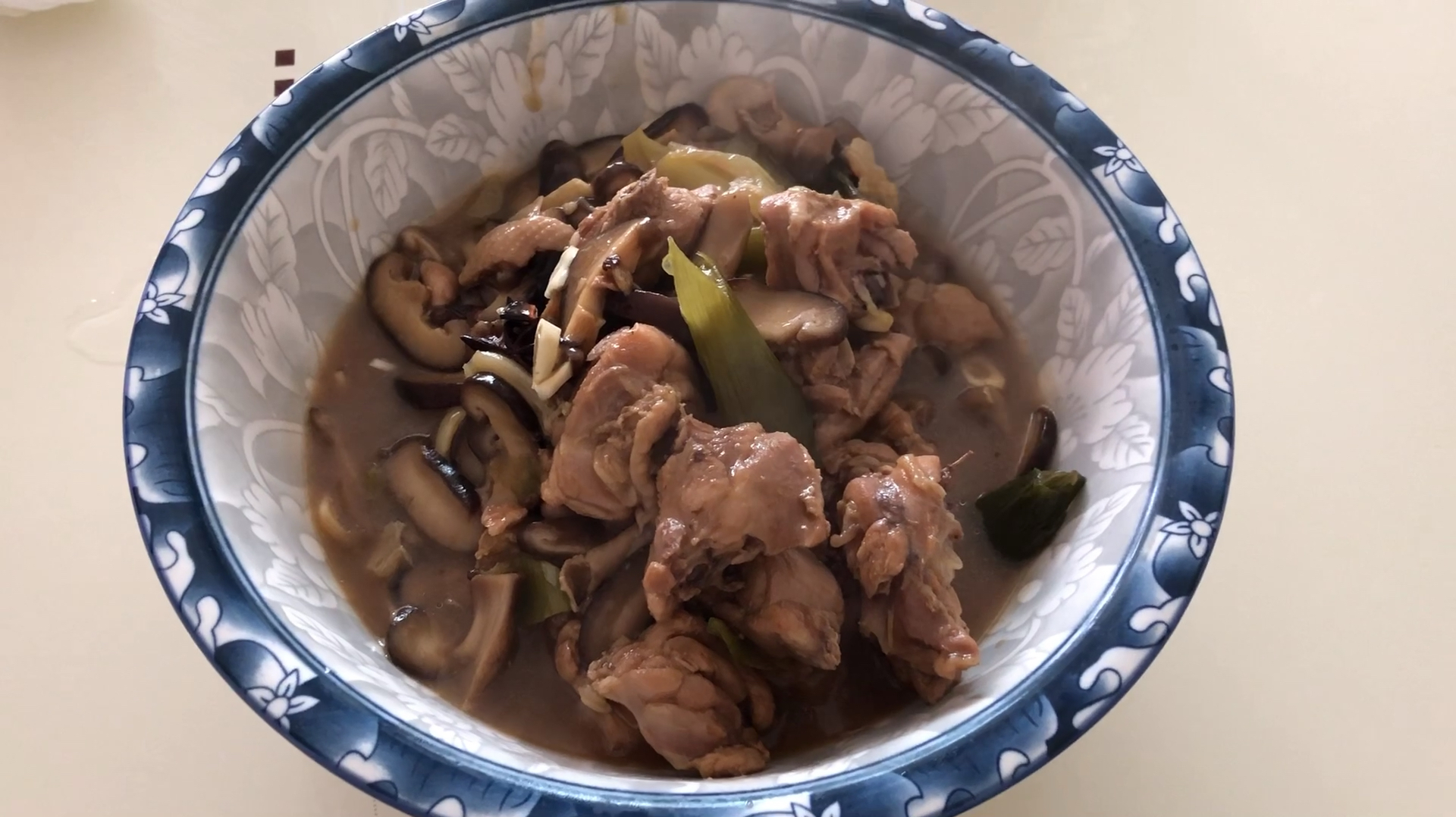 好朋友来家里做客,要露一手,看看这香菇炖鸡香不香!