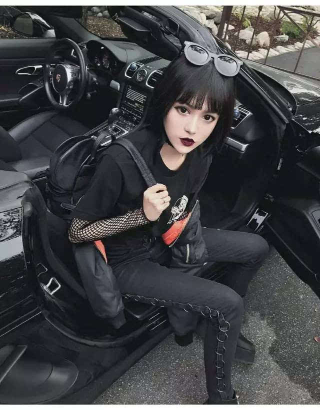 化上暗黑妆的真人芭比,网友:抢了暗黑芭比的饭碗!