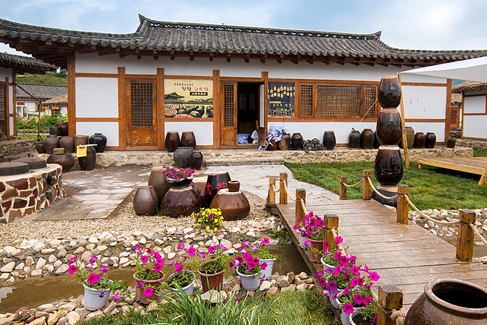 金达莱村共集中建设房屋110户,全房屋构造全部保留着朝鲜族特色建筑