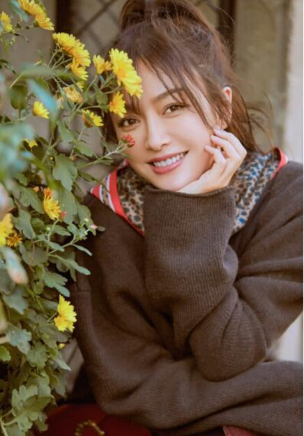 笑成眯眯眼的秦岚,亲切平和,开心得像个孩子一样,灿灿笑容很有感染力.