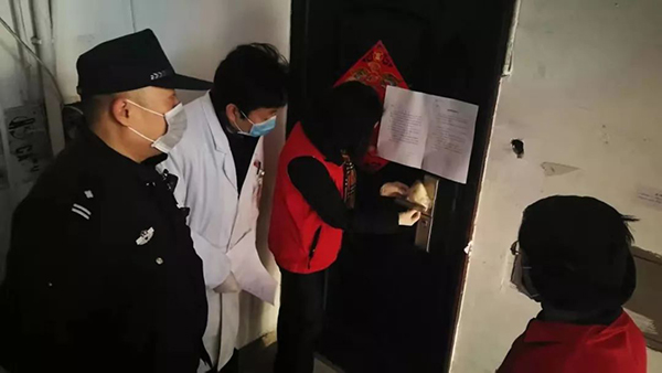 夫妻俩返沪被隔离,7岁儿子谁管?居委书记时时关心一家三口