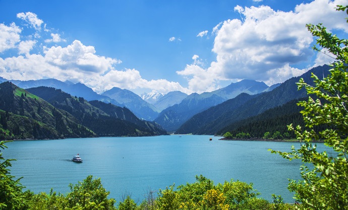 天山天池,古称"瑶池",是天山博格达峰北侧的一个半月形湖泊
