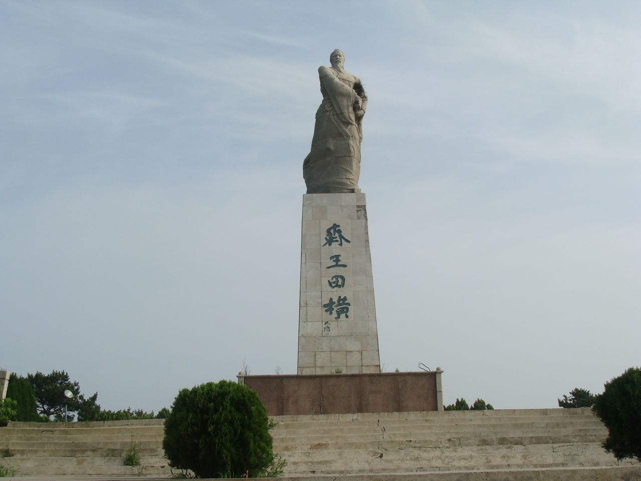 但是需要买船票,船票往返50元 开放时间:7:00-16:30 简介:田横岛,位于