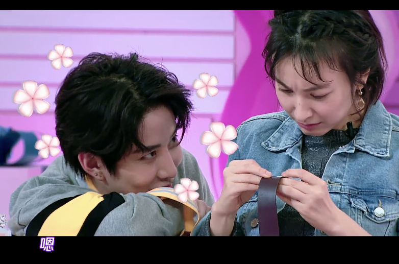 mike费启鸣狂撩吴昕撩不动,何炅一句话,吴昕瞬间听话出门!