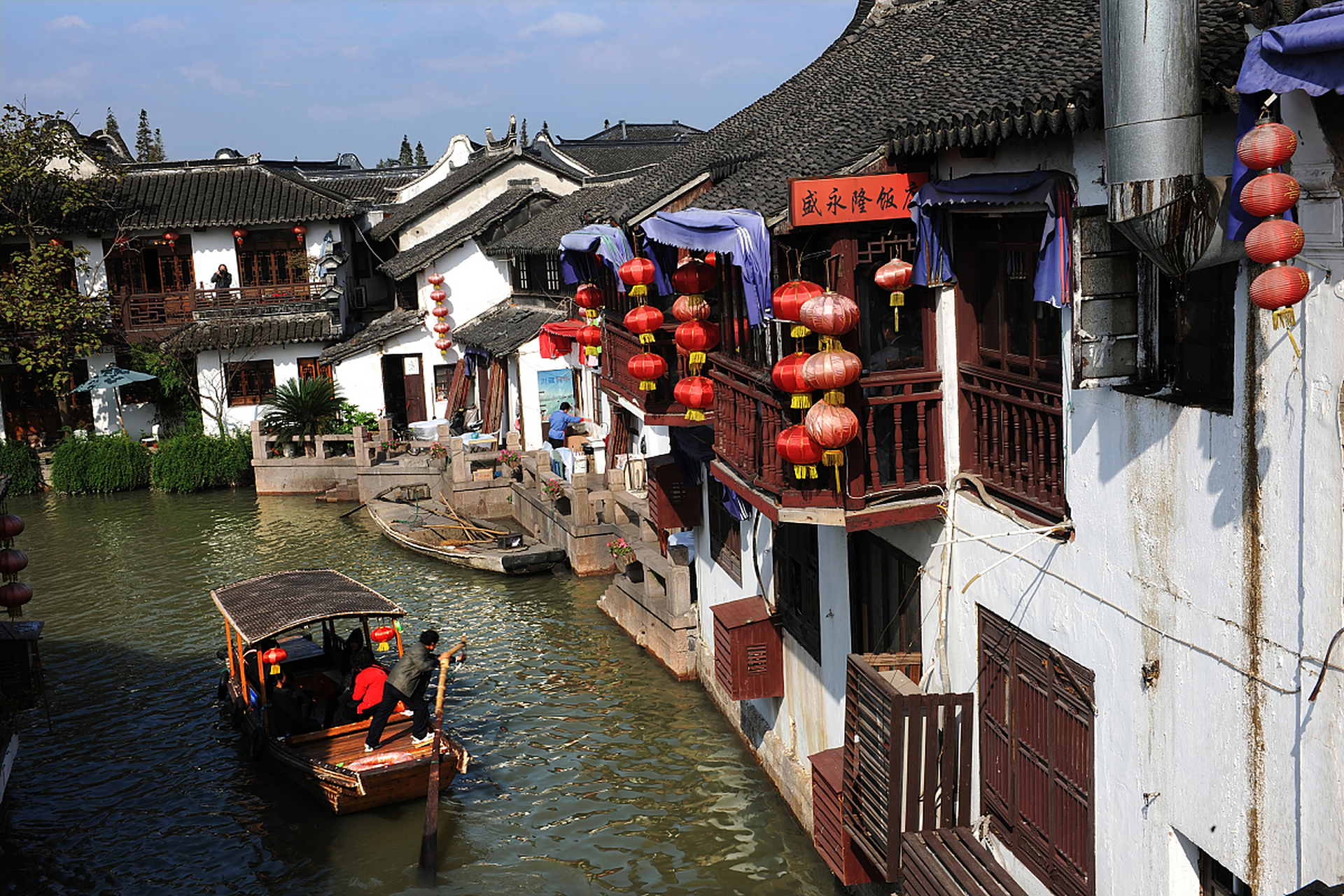 枫泾古镇是上海历史文化名镇,历史悠久,有着丰富的文化遗产.