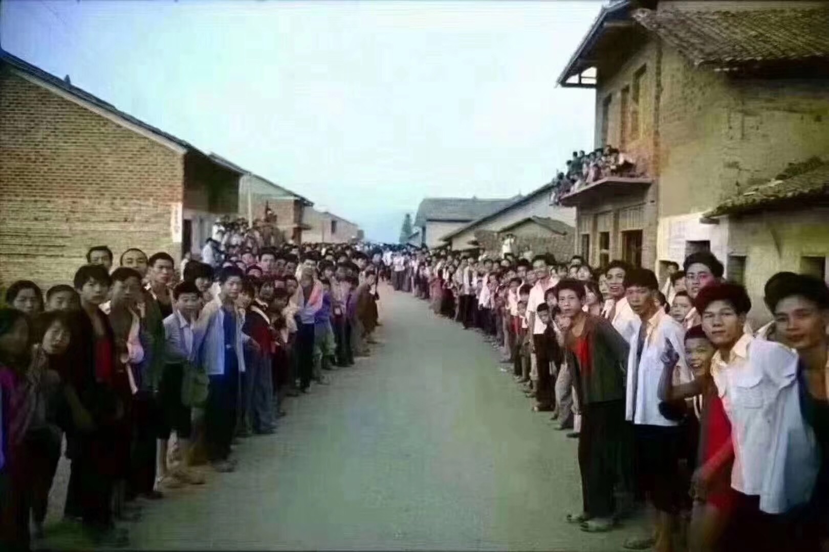 和亲朋好友一起去感受外面的精彩 当你回家时全村人都盯着你有没有车