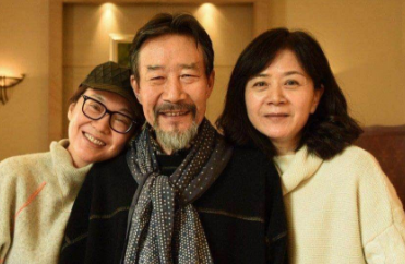 64岁李雪健和老婆罕见近照,恩爱35年的贤惠妻子"来头"不小