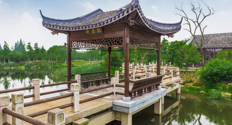 江湾村的新坑桥亭,是一座历史悠久的木亭,也是乡间上的历史建筑