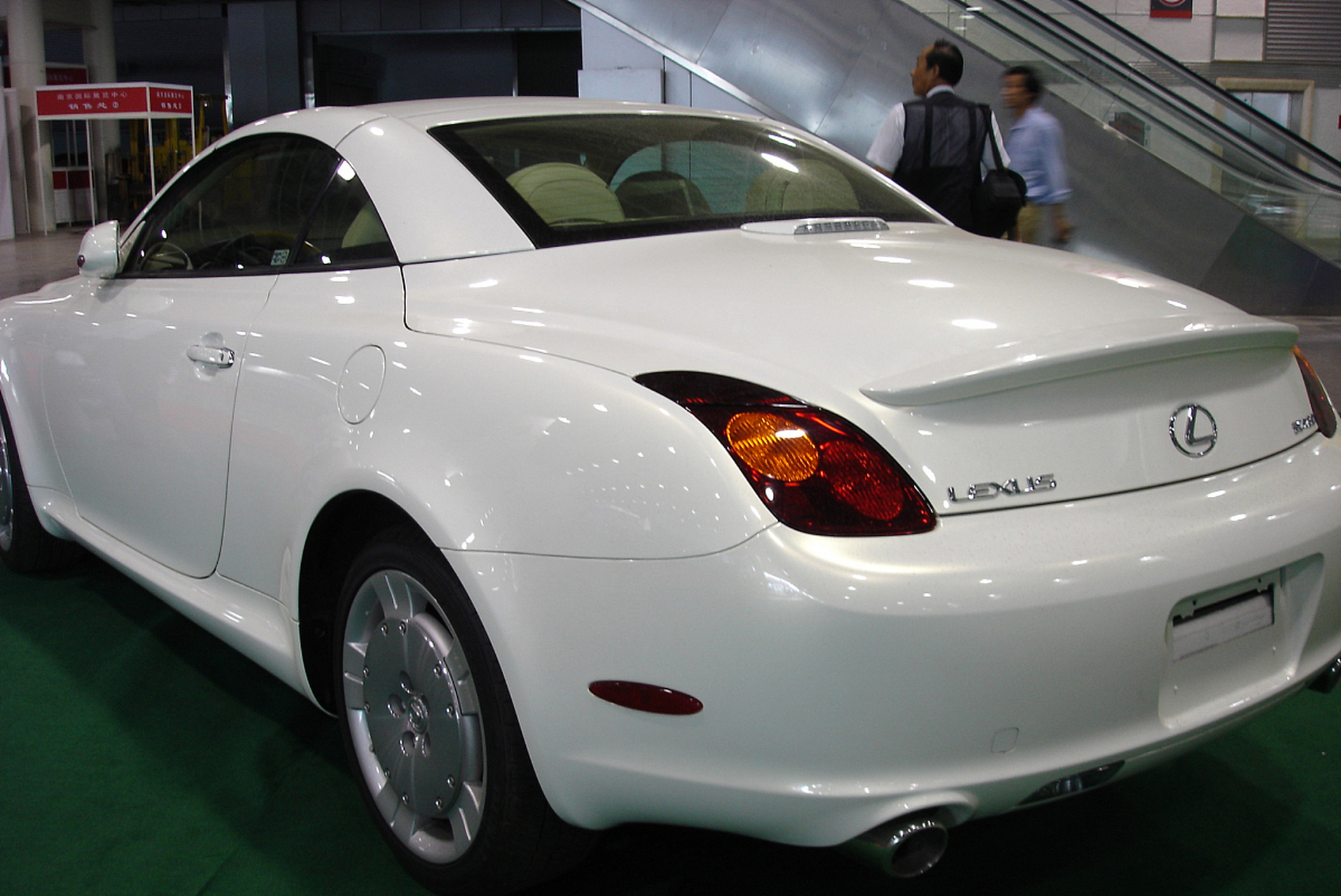 首先,白色是经典,简洁和时尚的代表,能够符合很多人的审美要求