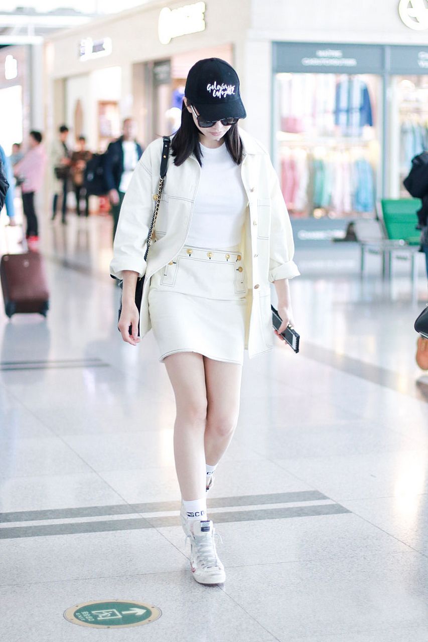 宋茜奶白色造型太可了,白t配上短裙外搭同色系外套