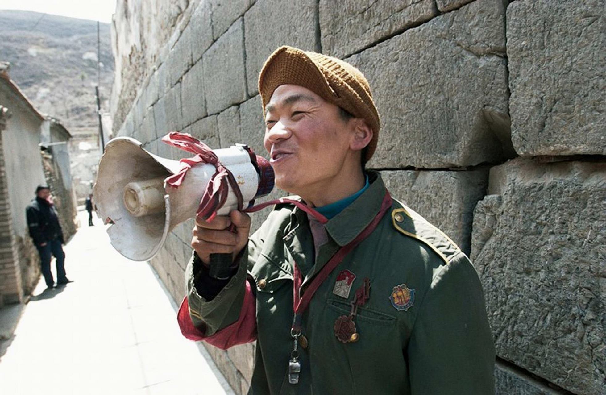 《暗算》王宝强饰演701的瞎子英雄阿炳,因为屡次破译敌台,被授予701的