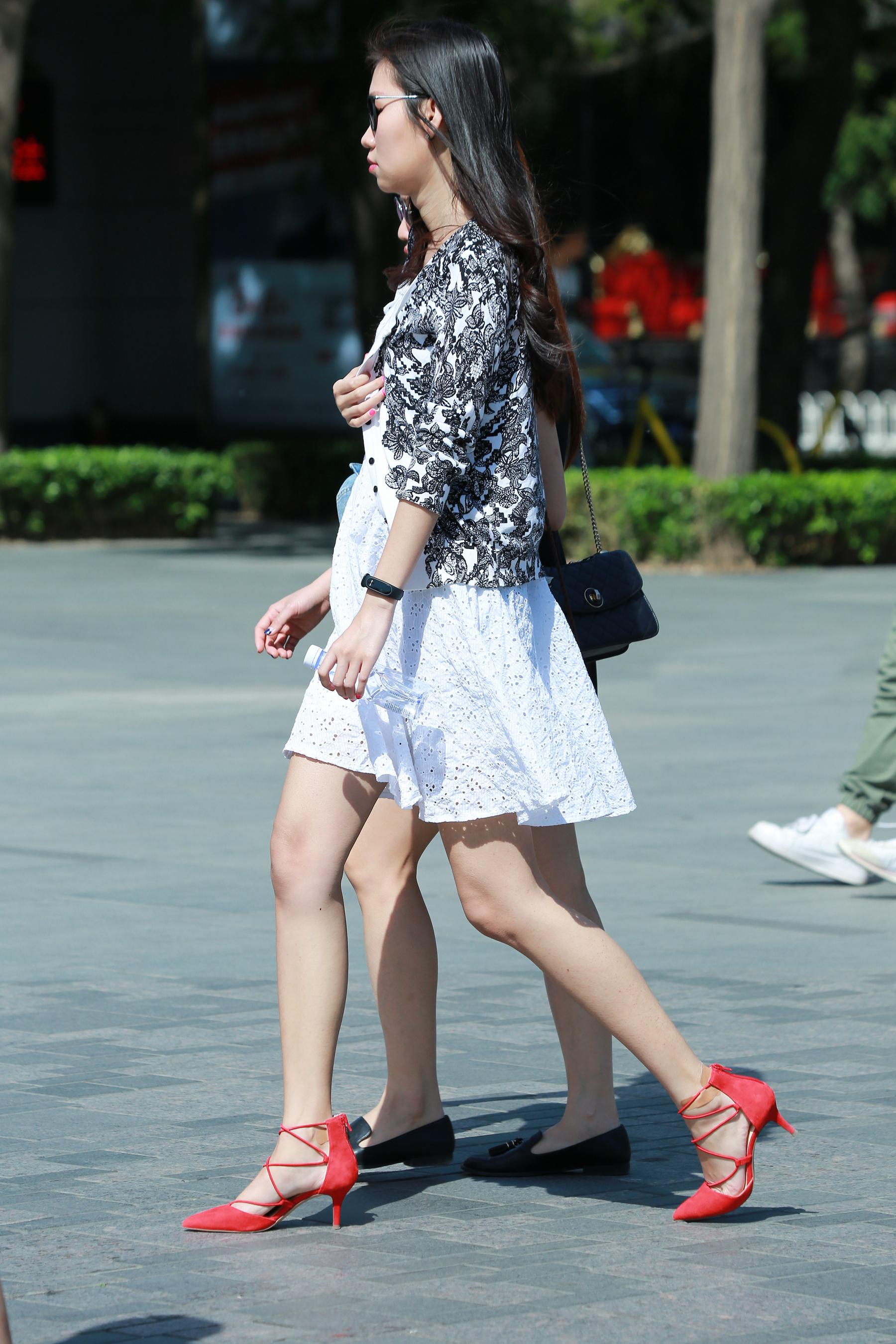 街拍:女孩蓝色金丝绒质感的裙子,有种闪光熠熠的感觉,贵气十足