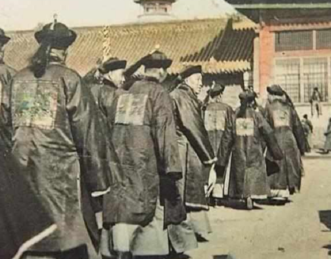 镜头下的清朝老照片:图一官员去上朝,图三很重要!