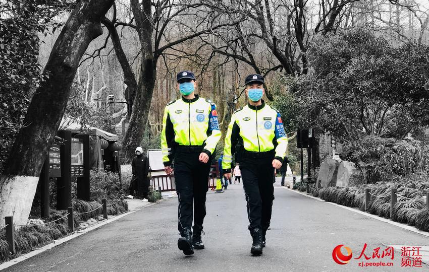 西湖公园景点有序对外开放 警安巡逻队开展平安巡防