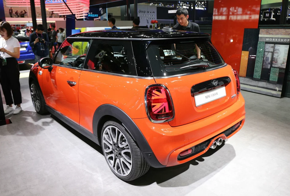 "车的尾部整体处于一种正方形的形状,给人一种 非常整洁的感觉,但是