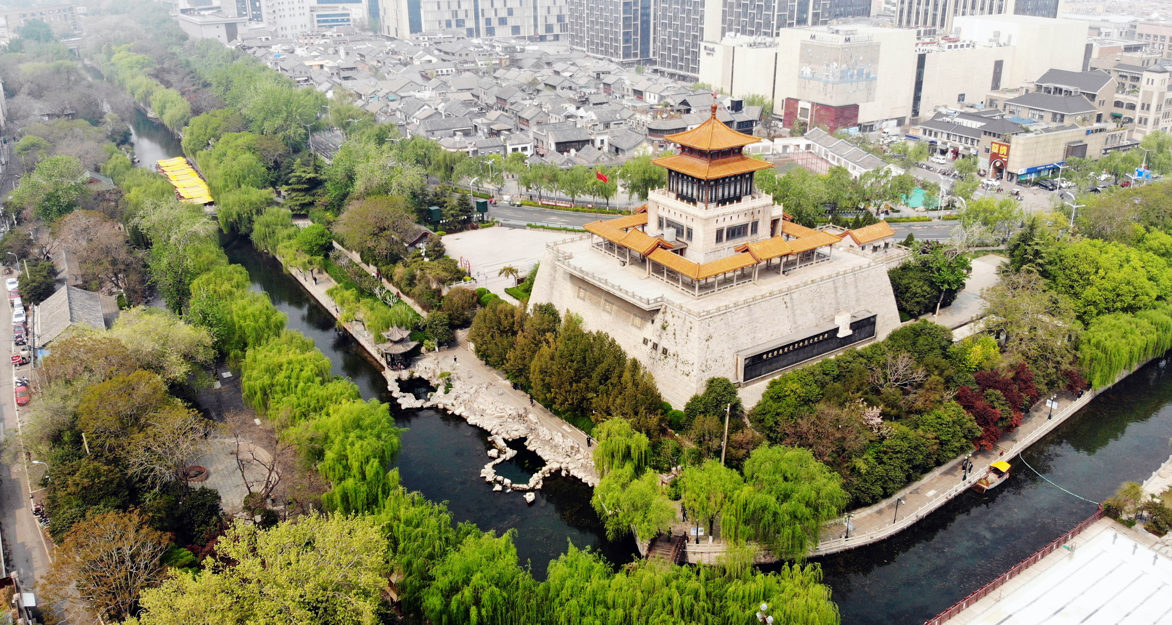 济南:护城河畔春色浓