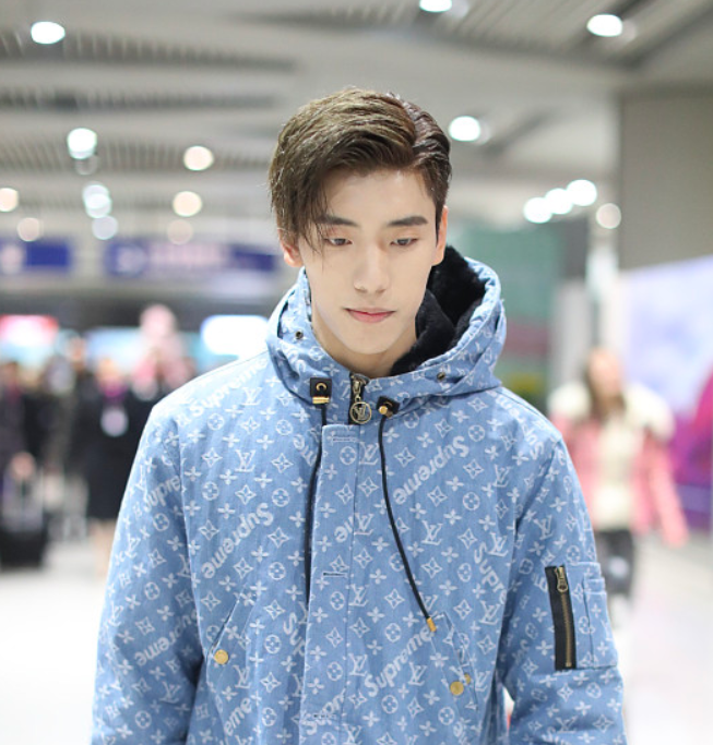 王子异清新蓝装现身时髦贵气,静坐瞄镜头眼神又苏又撩