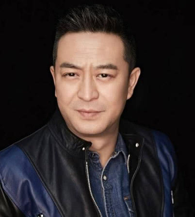 飞机上张嘉译被空姐认出,纷纷表示现实和照片的差距