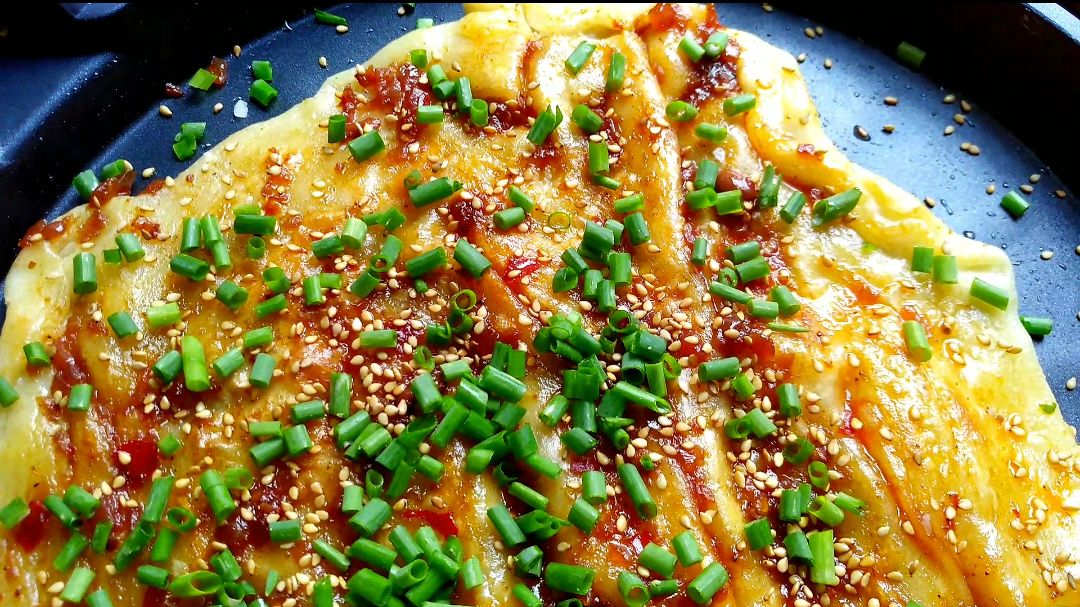 家庭版酱香饼这样做太好吃了,又脆又软,满嘴酱味香味葱味,绝了