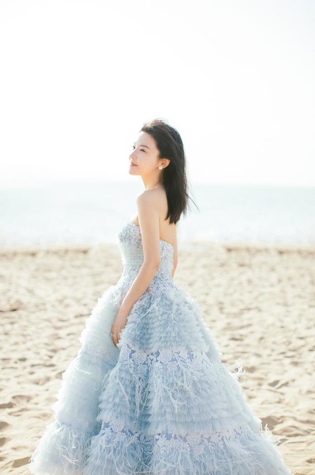杨子姗身穿白色蕾丝连衣裙文艺优雅,而一袭抹胸礼服裙梦幻时髦!