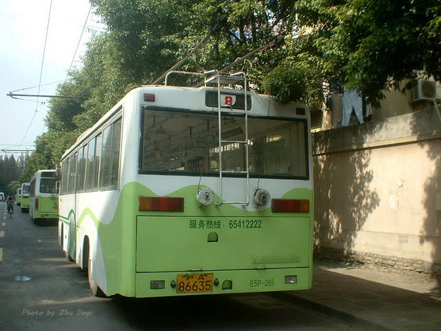 21,2005年行驶在市光路上的8路无轨电车,使用上海牌sk5105gp型电车