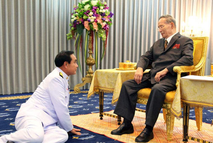 泰国人见到国王需要跪拜,中国游客见了国王该怎么办?