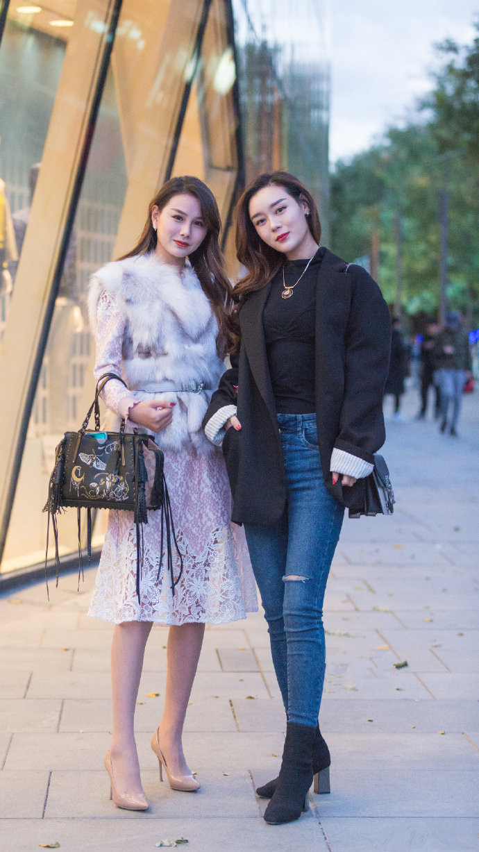 美女街拍:女人就要穿的舒适惬意,轻龄范的穿搭最适合你!