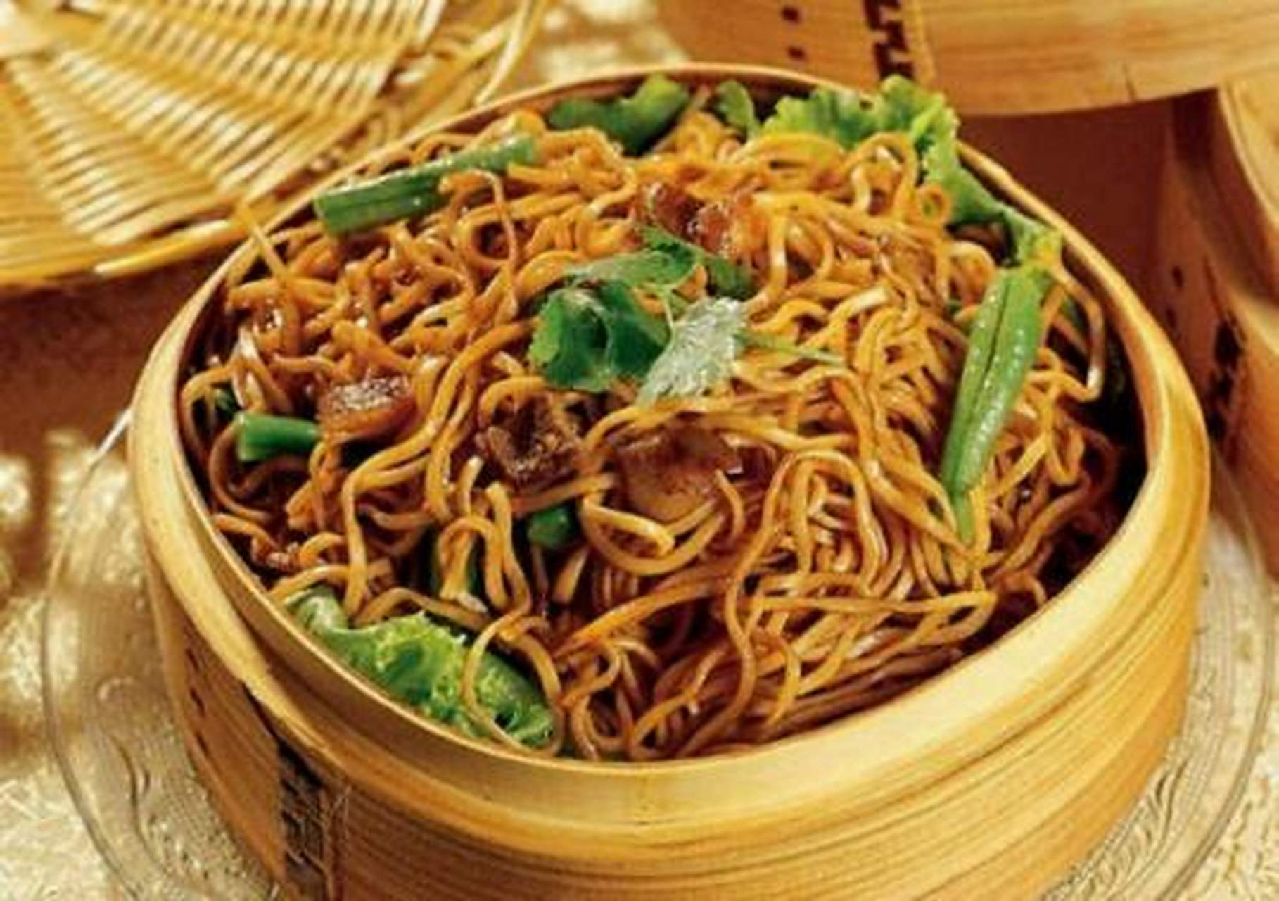 简单来讲,是先将鲜面条裹油放入蒸笼蒸熟,再加青菜配以调料焖炒或者二