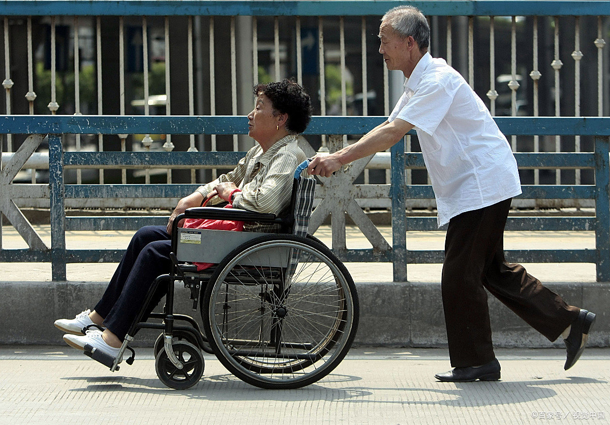 朝阳里,一位老人推着轮椅慢慢独行