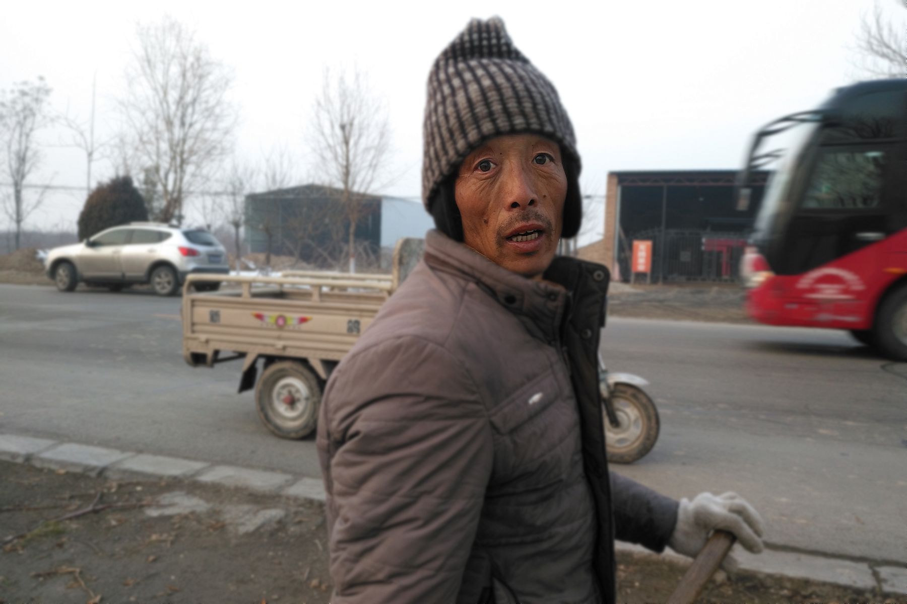 山西临猗县农村公路上寒风中有位农民大哥在学雷锋