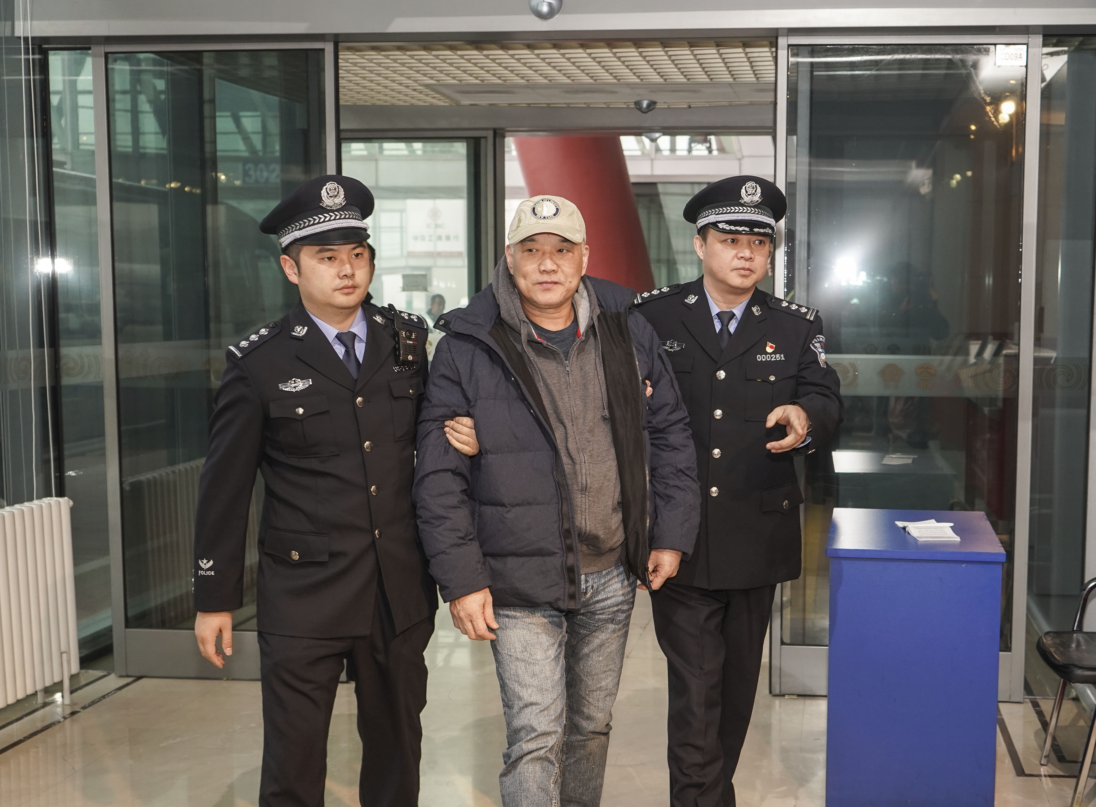 红通逃犯郑泉官被从美国强制遣返(3)