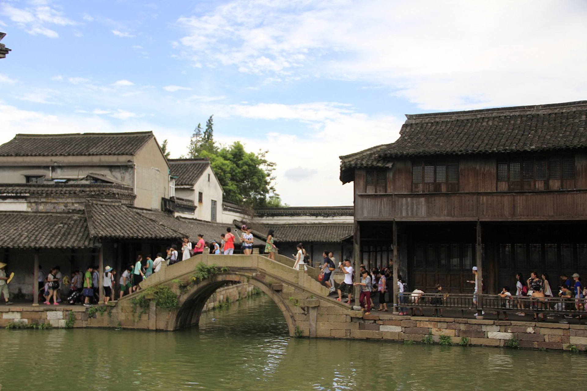 乌镇简介 乌镇,这个位于浙江省桐乡市的水乡古镇,以其独特的江南水乡