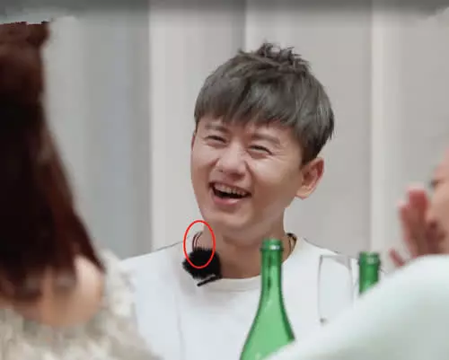 妻子的浪漫旅行:张杰即兴弹吉他,有谁注意到他脖子上的项链?