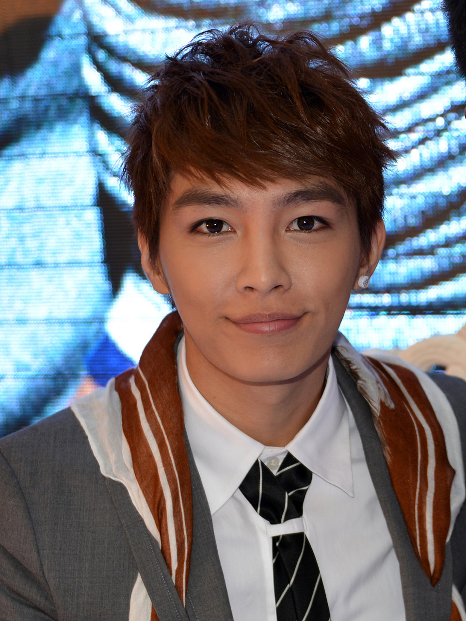 炎亚纶承认与未成年发生关系