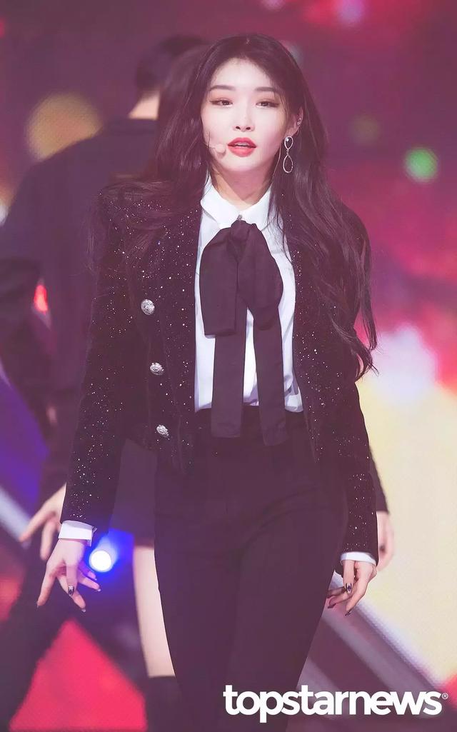 金请夏身高161公分,配合"腿长"穿搭术,觉得她看起来很高!