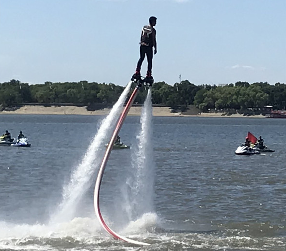 摩托艇江面漂移"水上飞人"踏浪8米高